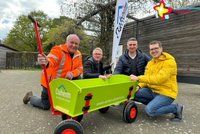 Vertreten vom Gartenschaupark und vom Verein Daheim mit einem der neuen Bollerwagen.