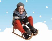 Kinderliedermacher herrH sitzt auf einem Schlitten, Schneeflocken im Hintergrund.