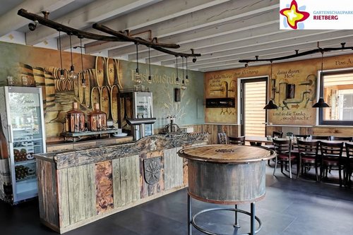 Die Schaubrauerei Emsbräustübchen von innen mit markanter Theke und und großem Stehtisch.
