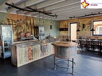 Die Schaubrauerei Emsbräustübchen von innen mit markanter Theke und und großem Stehtisch.