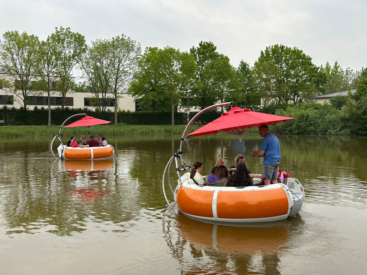 Die BBQ-Boote auf dem Wasser.