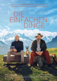 Filmplakat: Zwei Männer sitzen vor malerischer Bergkulisse auf einem Baumstamm und schauen in die Ferne.