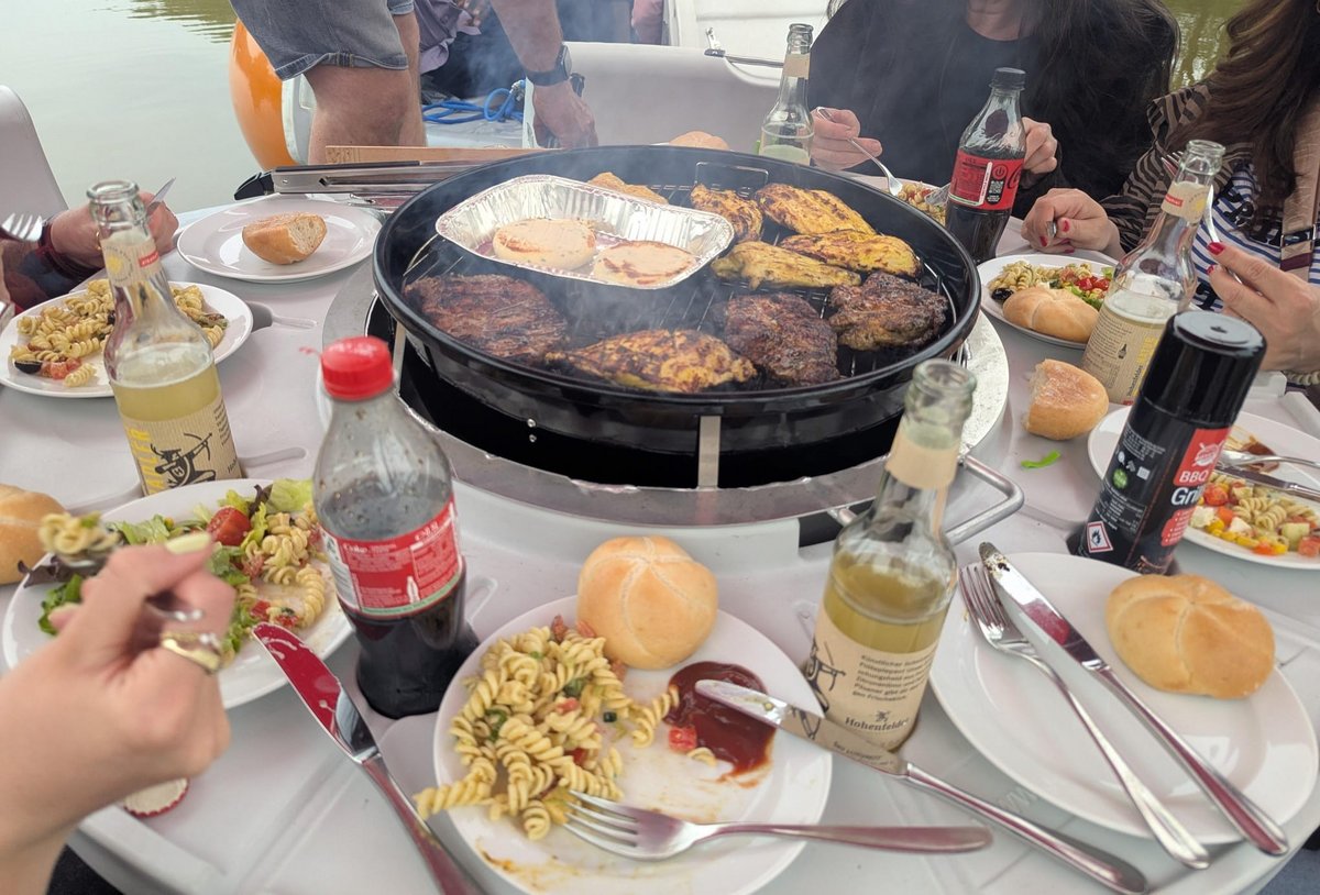 Blick auf den Grill, auf dem Grillgut liegt.