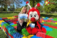 Mskottchen Rieti und Gartenschaupark-Mitarbeiterin Bianca Piekatz inmitten der Großbausteine mit den neuen Flyern.