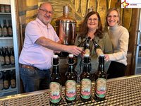 Klaus Stücker, Sabine Kovar und Elke Glasemacher stoßen mit einem Rieti-Bräu an.