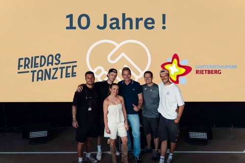 Ideengeber, Bürgermeister und Gartenschaupark-Geschäftsführer vor dem "Friedas Tanztee"-Schriftzug, dem Gartenschaupark-Logo und den Worten "10 Jahre!".