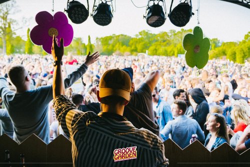 DJ vor großer Menschenmenge im Gartenschaupark.