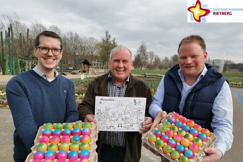 Park-Geschäftsführer Johannes Wiethoff (links) und Owi-Ei-Chef Thomas Determeyer (rechts) zeigen bunt gefärbte Ostereier, Parkmeister Helmut Kammermann (Mitte) häld das neue Rieti-Ausmalbild in Händen.