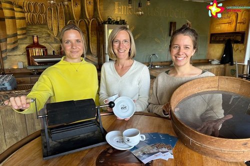 Mitarbeiterinnen der Touristikinformation und Rösterin Christina Hagenkort mit Utensilien zum Kaffeerösten.