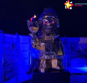 Zwerg mit scheinbar brennender Fackel in der Hand.