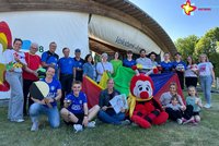 Die Akteure des Weltspieltages mit Maskottchen Rieti vor der Volksbank-Arena.