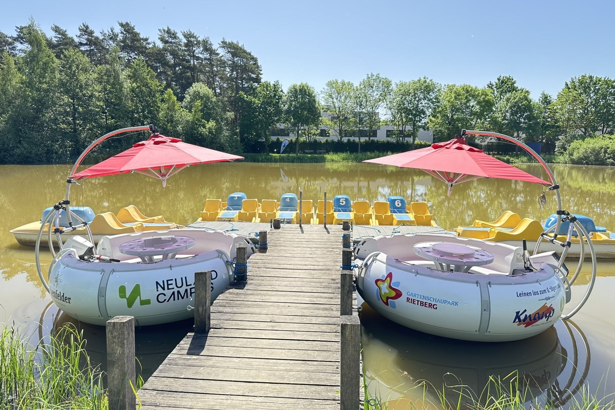 Die BBQ-Boote am Bootssteg des Obersees.
