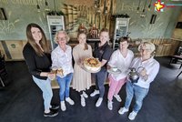 Gästeführerinnen und Organisatorinnen mit Torte in der Schaubrauerei Emsbräustübchen.