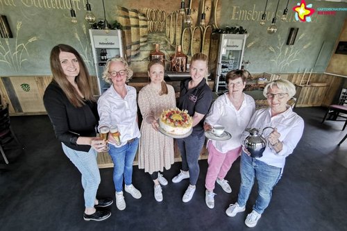Gästeführerinnen und Organisatorinnen mit Torte in der Schaubrauerei Emsbräustübchen.