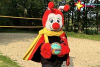 Maskottchen Rieti mit Volleyball in der Hand vor dem Beachvolleyballfeld im Parkteil Nord.