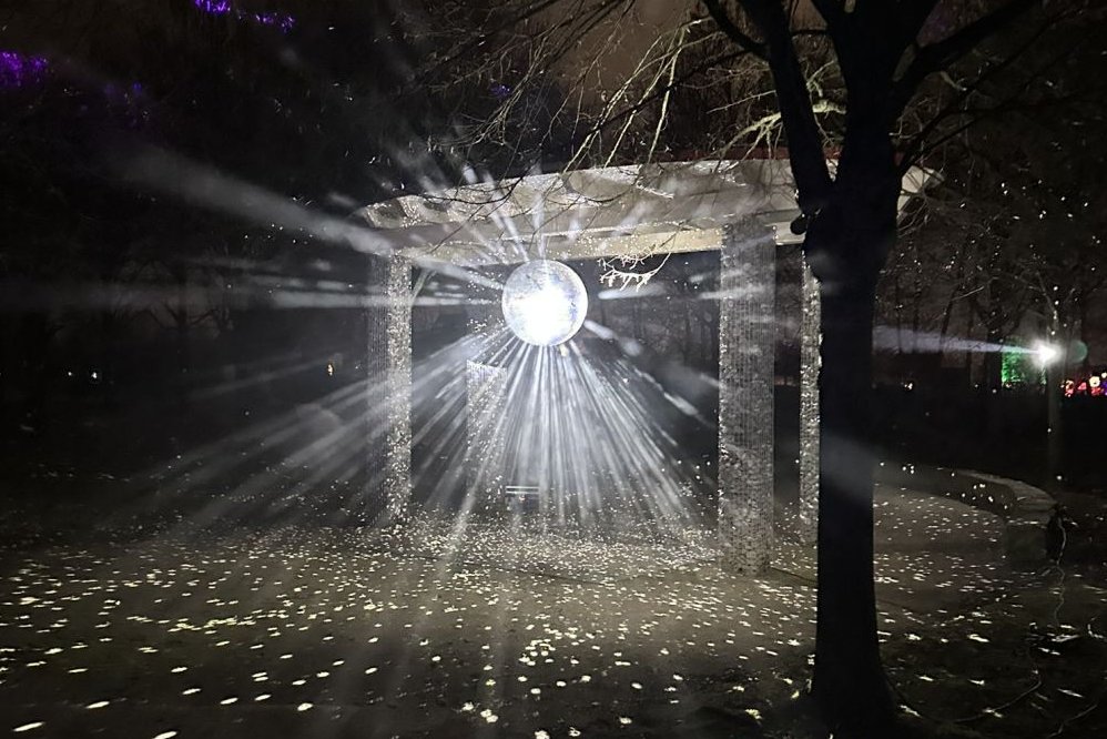 Eine strahlende Discokugel.
