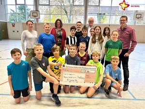 Die Sechstklässler aus dem Gymnasium Nepomucenum mit Organisatoren, Sponsor und Scheck.