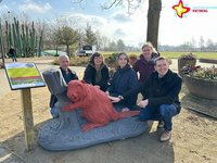 Das Bild zeigt die genannten Personen mit einer roten Tier-Skulptur im Gartenschaupark.