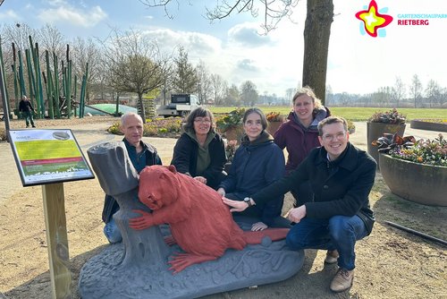 Das Bild zeigt die genannten Personen mit einer roten Tier-Skulptur im Gartenschaupark.