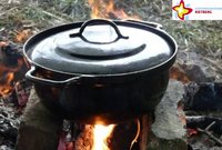 Kochtopf über dem Lagerfeuer