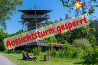 Der Aussichtsturm mit dem Schriftzug "Aussichtsturm gesperrt".