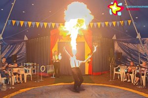 Ein Feuerspucker in Aktion.