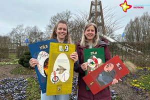 Laura Hunke (links) und Kollegin Andrea Sassenberg mit den Tafeln mit den Rätseln für die Osterrallye.