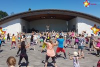 Teilnehmer beim Zumba®, im Hintergrund die Volksbank-Arena.
