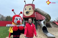 Johannes Wiethoff und Maskottchen Rieti stehen mit Raketen und Wunderkerzen in der Hand vor der Rieti-Rutsche, die erneuert werden soll.
