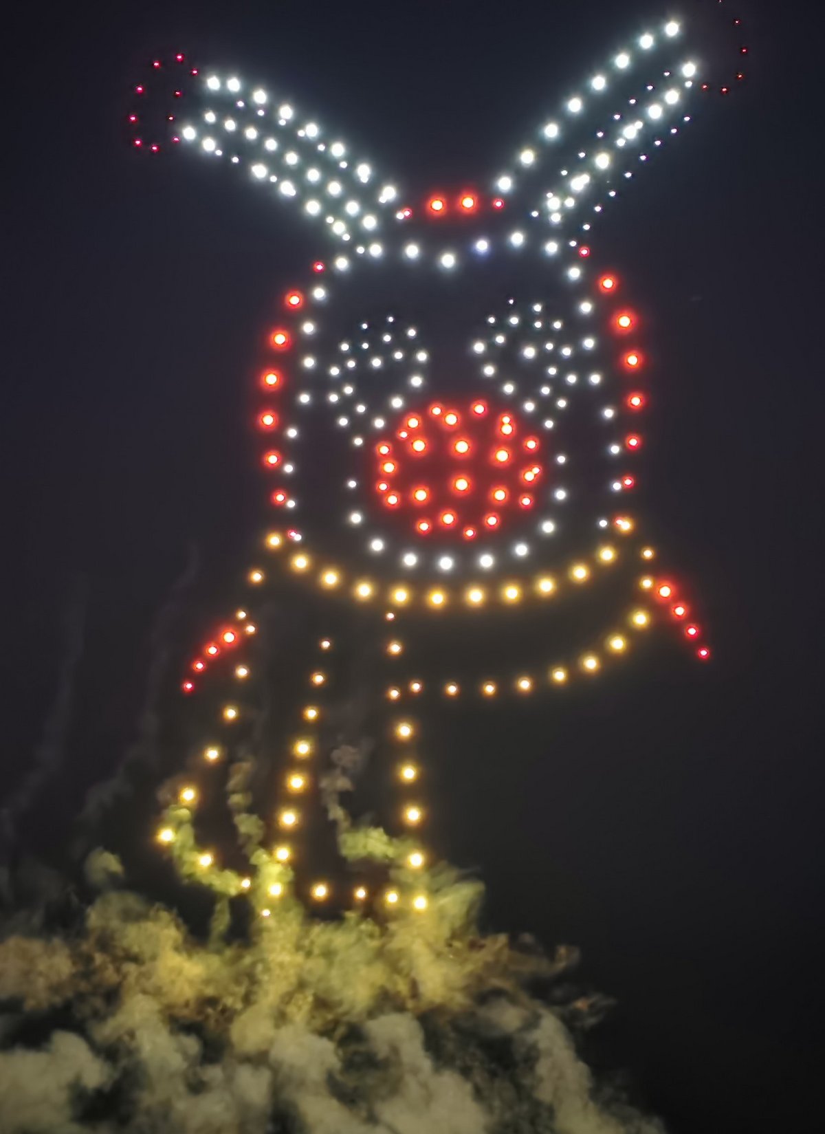 Maskottchen Rieti geformt aus leuchtenden Drohnen.