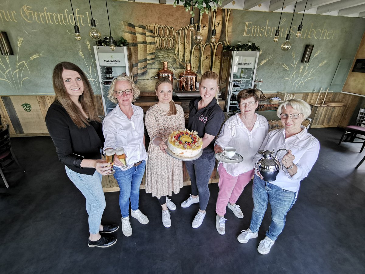 Damen mit Torte und Kaffeegeschirr