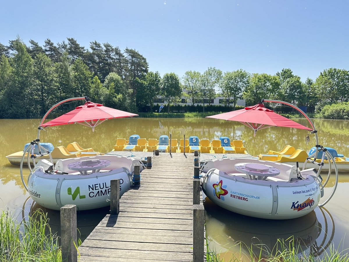 Zwei BBQ-Boote am Bootssteg, im Hintergrund die Tretboote.