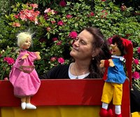 Das Bild zeigt die Handpuppenspielerin mit zwei Handpuppen.
