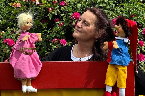 Das Bild zeigt die Handpuppenspielerin mit zwei Handpuppen.