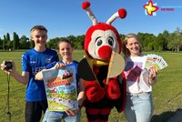 Maskottchen Rieti mit Emil und Jessica Nöcker vom TuS Viktoria Rietberg und Verena Reinkemeier vom Gartenschaupark Team. Rieti hält eine Startklappe in Händen, Emil Nöcker eine Stoppuhr, Jessica Nöcker ein Plakat und Verena Reinkemeier Flyer zum Spendenlauf.