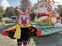 Maskottchen Rieti vor einer Hüpfburg in Form eines Tiger-Kopfes