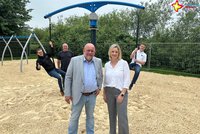Johannes Wiethoff und Pascal Forsten sitzen auf dem neuen Pendelkarussell, Helmut Kammermann steht dahinter, Melanie Krähenhorst und Matthias Upmann davor.