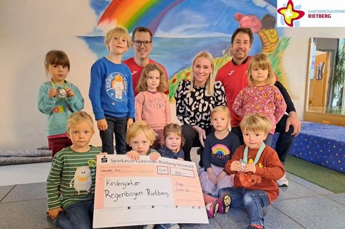 Die Kinder aus dem Kindergarten Regenbogen mit Organisatoren, Sponsor und Scheck.