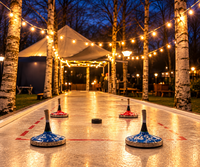 Eisstockbahn im Gartenschaupark, im Vordergrund vier Eisstöcke.