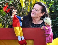 Birgit Lux mit ihren Handpuppen Kasper und Prinzessin Bella.