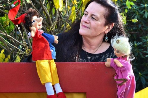 Birgit Lux mit ihren Handpuppen Kasper und Prinzessin Bella.