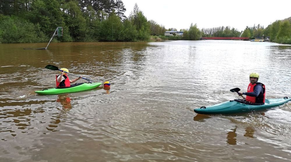 Zwei Kanupolo-Sportler in ihren Booten auf dem Obersee.