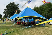 Ein großes Zeltdach, unter dem eine kleine Kindereisenbahn fährt.