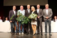 Mitglieder des Vorstandes mit alten um neuem Vorsitzenden auf der Bühne.