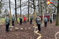 Sponsoren und Gartenschaupark-Geschäftsführer stehen im neuen Niederseilgarten. Vorne sind Module zum Balancieren zu sehen.
