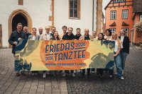 Organisatoren und Sponsoren mit Frieda-Plakat.
