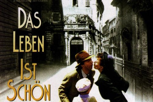 Filmplakat: Ein Mann und eine Frau küssen sich im Halbdunkel vor großen Häuserfassaden. Ein kleiner Junge sitzt mit dem Rücken sum Fotografen in einem Fahrradkorb. Das Fahrrad wird vom küssenden Mann festgehalten.