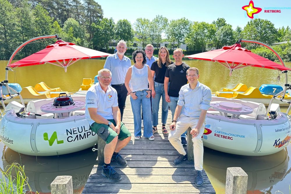 Sponsoren und Gartenschaupark-Vertreter auf dem Steg am Obersee, an dem rechts und links die BBQ-Boote festgemacht sind.