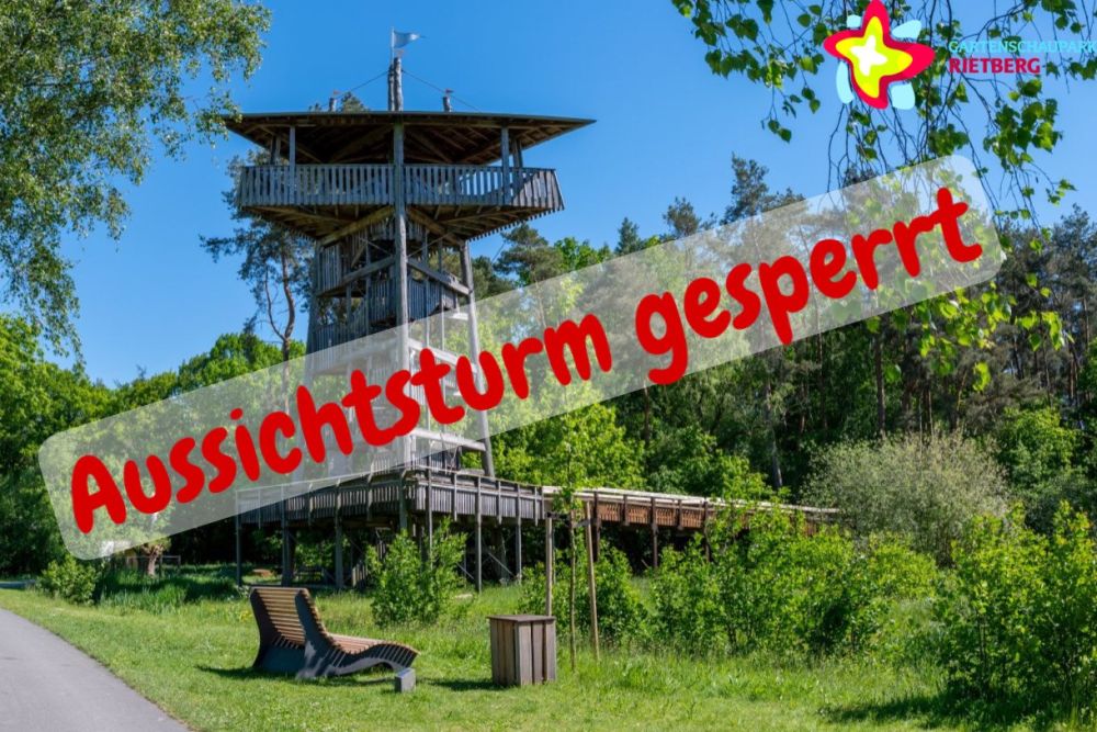 Der Aussichtsturm mit dem Schriftzug "Aussichtsturm gesperrt".
