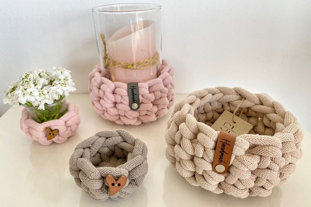 Gehäkelte Körbchen in verschiedenen Größen und Farben.